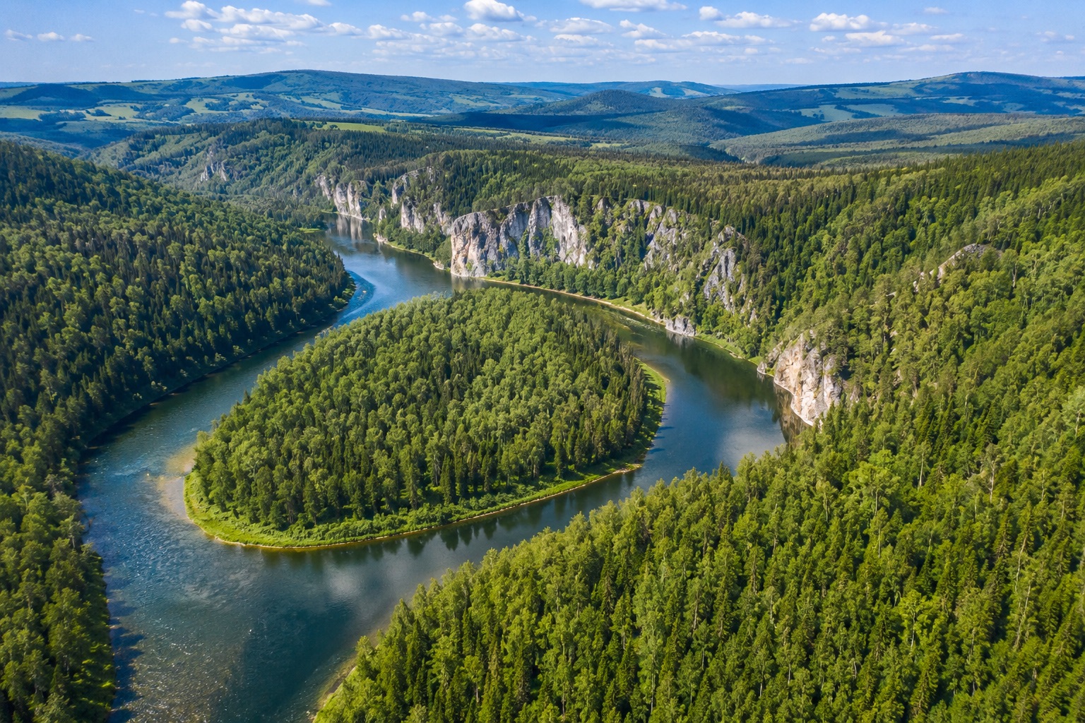 Река среди гор Южного Урала